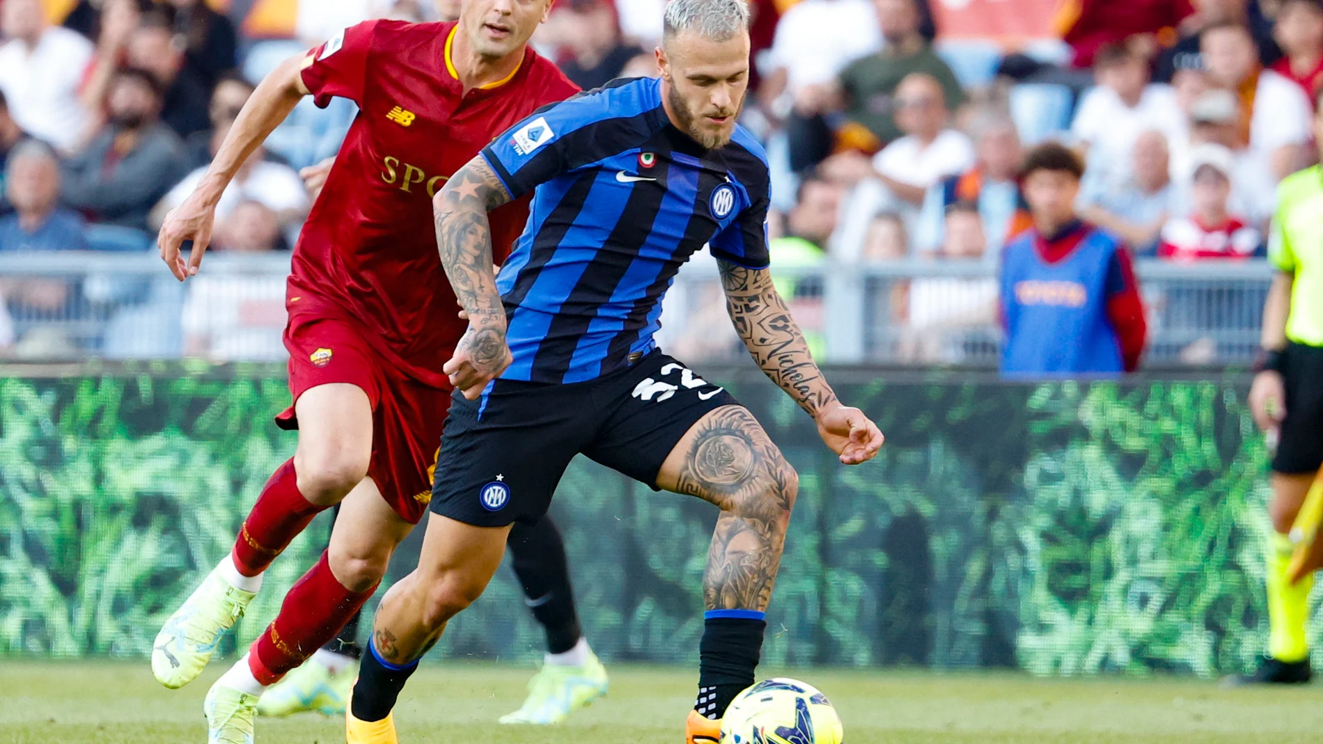 Rome (Italy), 06/05/2023.- Inter'Äôs Federico Dimarco (R) in action during the Italian Serie A soccer match between AS Roma and Inter Milan at the Olimpico stadium in Rome, Italy, 06 May 2023. (Italia, Roma) EFE/EPA/FABIO FRUSTACI