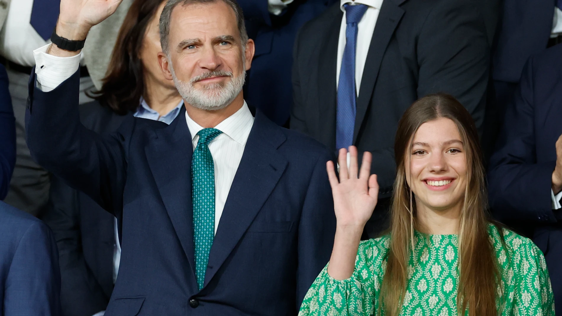 SEVILLA, 06/05/2023.- El Rey Felipe VI (i) acompañado por la infanta Sofía (d) en el palco de honor durante el partido final de la Copa del Rey que disputan hoy sábado Real Madrid y Osasuna en el estadio de La Cartuja de Sevilla. EFE/ Julio Munoz