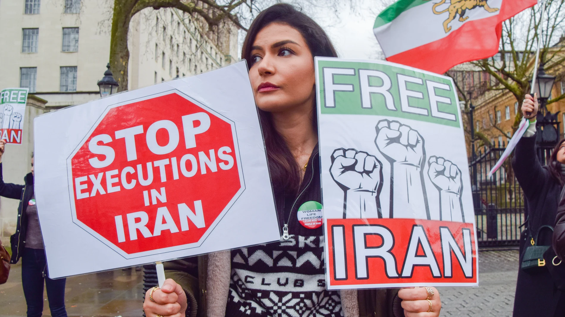 January 14, 2023, London, United Kingdom: A protester holds 'Stop executions in Iran' and 'Free Iran' placards during the demonstration. Demonstrators gathered outside Downing Street in protest against executions in Iran and in support of freedom for Iran. (Foto de ARCHIVO) 14/01/2023