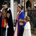 Kate Middleton con pendientes de Lady Di en la coronación de Carlos III.