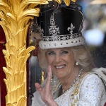 El collar de Camila Parker en la coronación de Carlos III.