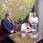 El alcalde de Madrid, José Luis Martínez-Almeida, firma en el libro de honor de la hermandad de la Macarena