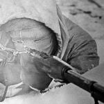 El francotirador Simo Häyhä oculto en la nieve durante la Guerra de Invierno