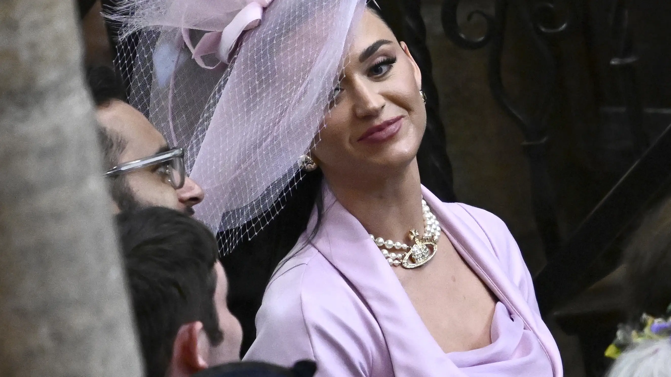 Katy Perry en la coronación de Carlos III.