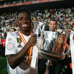 Vinicius, con la Copa del Rey en La Cartuja
