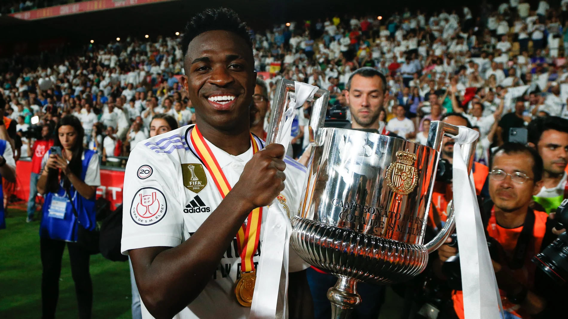 Vinicius, con la Copa del Rey en La Cartuja