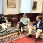 Ángeles Armisén junto con los representantes de Fedispa