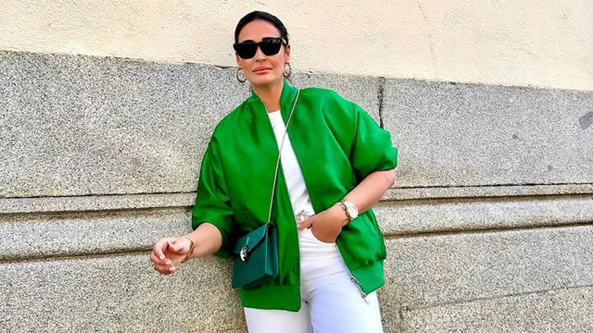 Vicky Martín Berrocal con una chaqueta bomber verde.