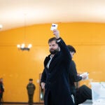 El presidente de Chile, Gabriel Boric al acudir a votar en Santiago de Chile