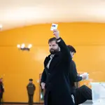 El presidente de Chile, Gabriel Boric al acudir a votar en Santiago de Chile