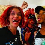 Camilo Blanes junto a dos amigos 
