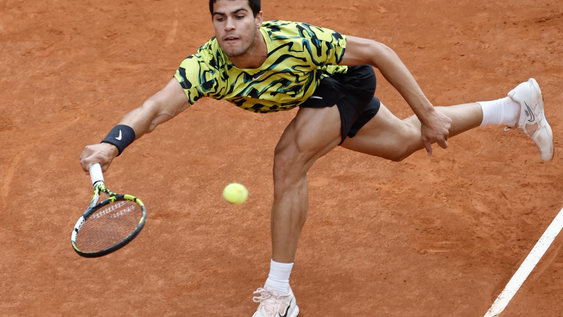 MADRID, 07/05/2023.- El tenista español Carlos Alcaraz devuelve la bola al alemán Jan-Lennard Struff durante la Final ATP individuales en el estadio Manolo Santana del Mutua Madrid Open, este domingo. EFE/ Sergio Perez