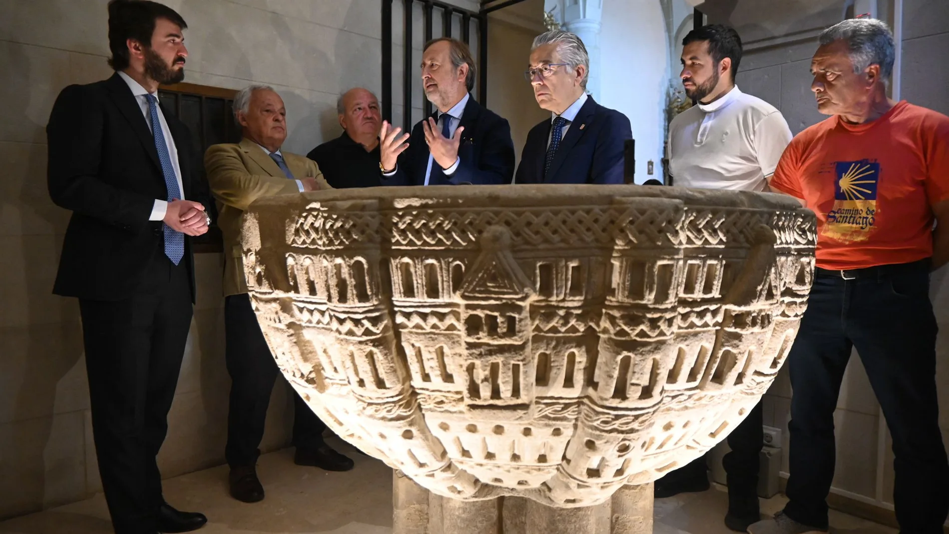 García-Gallardo, Santonja y González, junto a la pila bautismal románica de la Iglesia de Nuestra Señora de la Calle