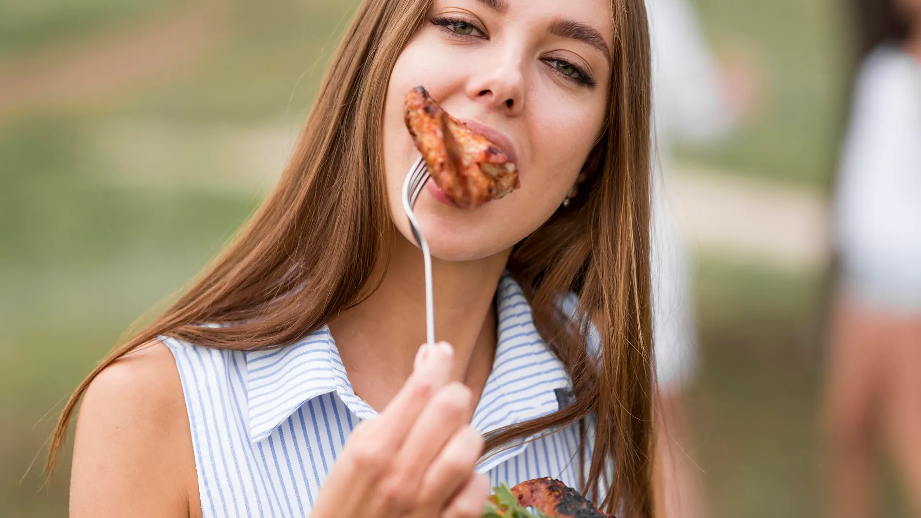 Mujer comiendo un filete de carne Los 5 alimentos que "arruinan" la memoria según Harvard