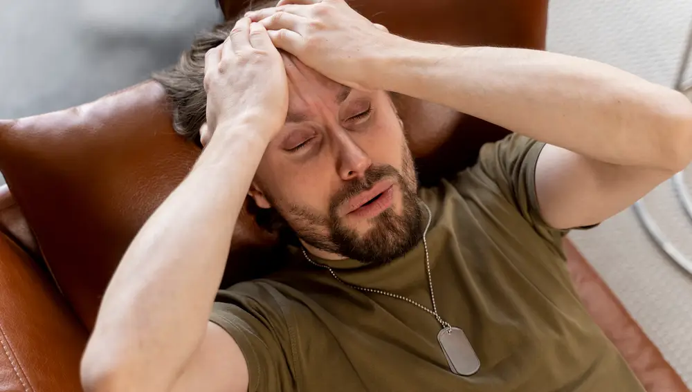 Hombre con migraña