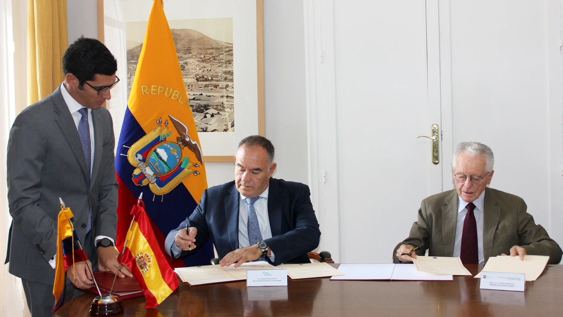 Doscientas ayudas al estudio superior a ciudadanos ecuatorianos