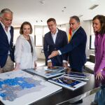 El líder del PP, Alberto Núñez Feijóo junto a González Pons, Cuca Gamarra, Elías Bendodo, Carmen Fúnez y Borja Sémper junto a un mapa de España de las 12 comunidades donde se celebran elecciones autonómicas