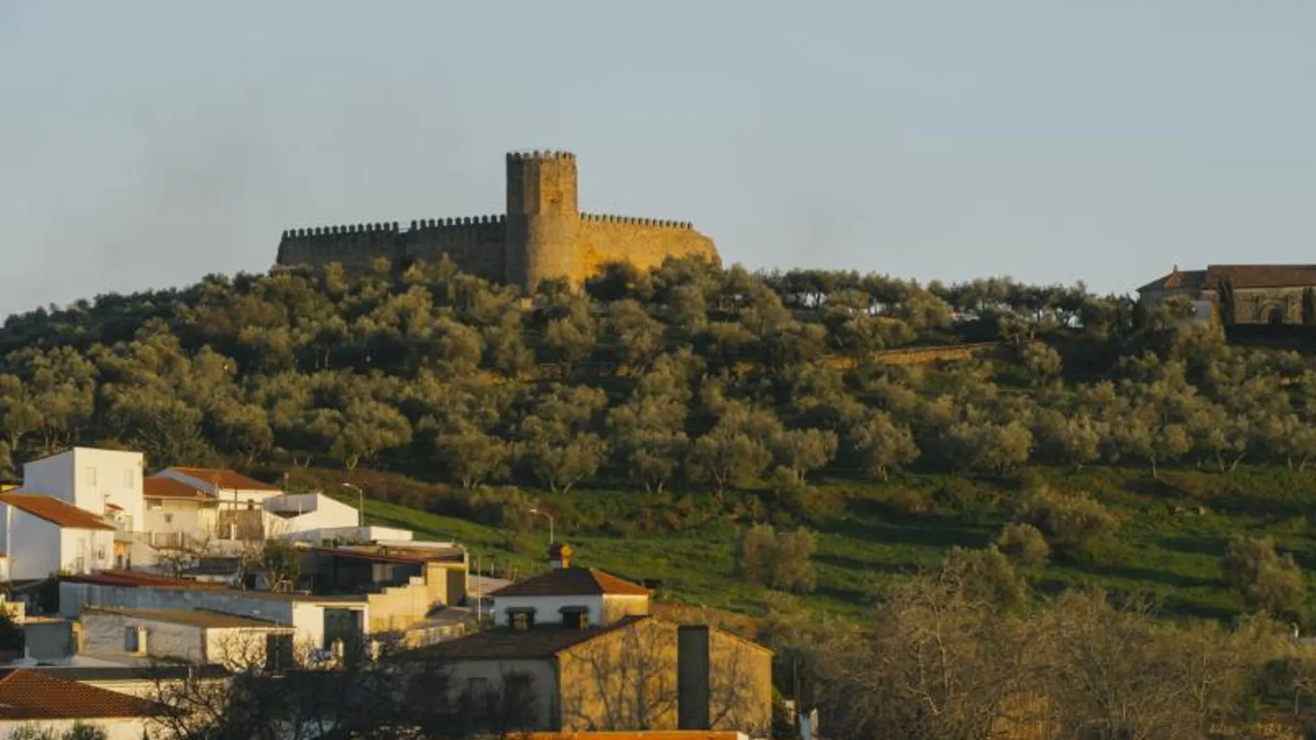 Panorámica del castillo hexagonal de Alanís de la Sierra (Sevilla)
