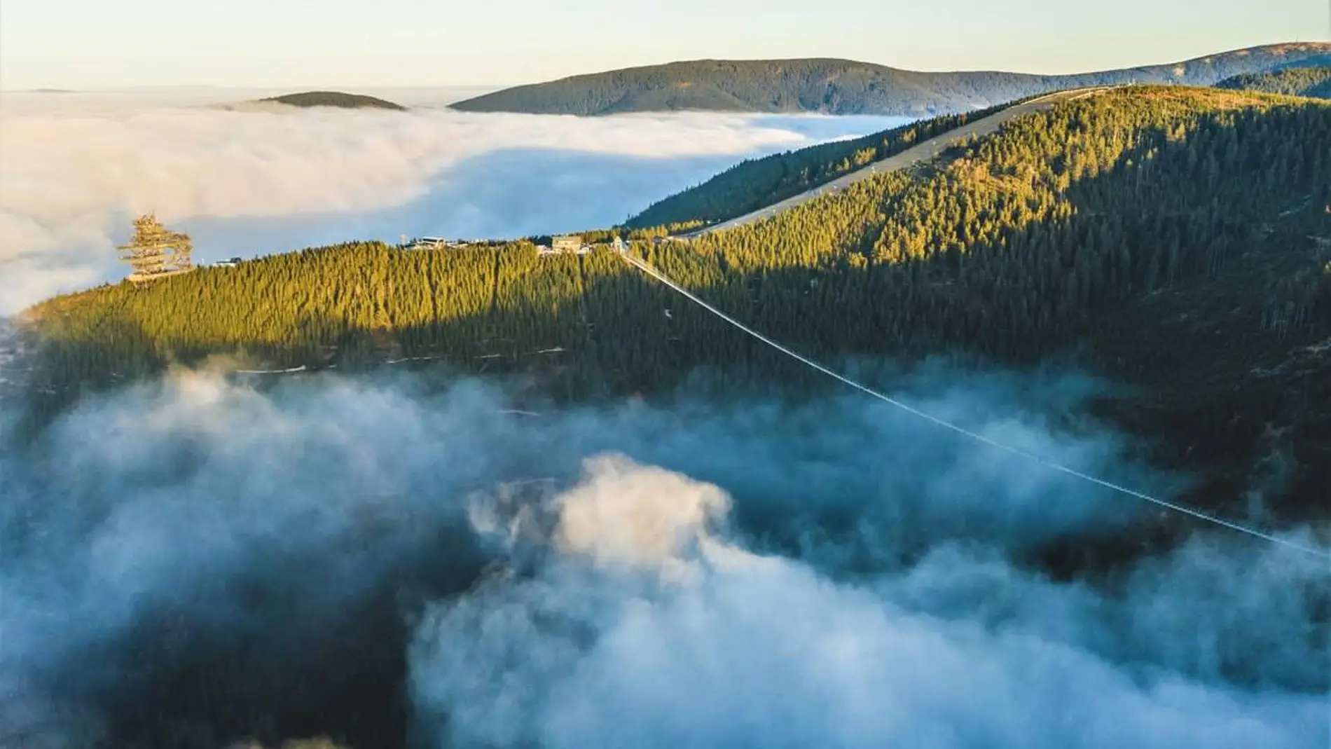Espectacular vista del puente sobre las nubes
