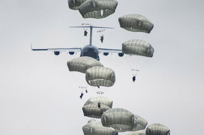 Militares de la brigada "Almogávares VI" de Paracaidistas y un batallón de la 173 Brigada Paracaidista de la Armada de Estados Unidos destacada en Vicenza, Italia, realizan un salto desde un C-17 Globemaster III durante el ejercicio "Saber Strike West", que se desarrolla entre el 9 y el 24 de junio, en el Centro Nacional de Adiestramiento (CENAD) de San Gregorio, en Zaragoza