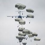 Militares de la brigada "Almogávares VI" de Paracaidistas y un batallón de la 173 Brigada Paracaidista de la Armada de Estados Unidos destacada en Vicenza, Italia, realizan un salto desde un C-17 Globemaster III durante el ejercicio "Saber Strike West", que se desarrolla entre el 9 y el 24 de junio, en el Centro Nacional de Adiestramiento (CENAD) de San Gregorio, en Zaragoza