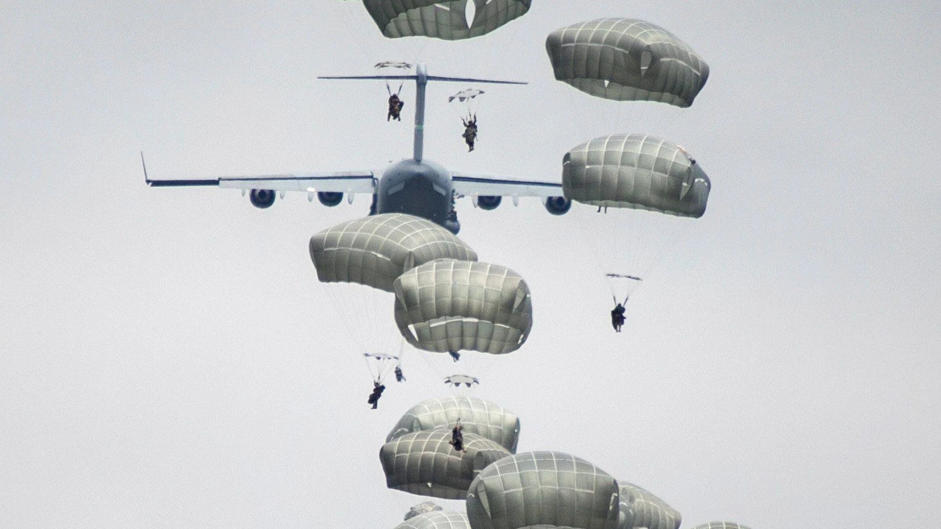 Militares de la brigada "Almogávares VI" de Paracaidistas y un batallón de la 173 Brigada Paracaidista de la Armada de Estados Unidos destacada en Vicenza, Italia, realizan un salto desde un C-17 Globemaster III durante el ejercicio "Saber Strike West", que se desarrolla entre el 9 y el 24 de junio, en el Centro Nacional de Adiestramiento (CENAD) de San Gregorio, en Zaragoza