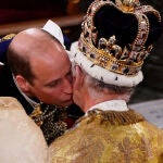 El príncipe de Gales besa en la mejilla al rey Carlos III