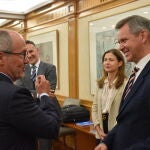 El ministro de Sanidad, José Manuel Miñones, felicitó ayer a miembros de Hipra por su vacuna contra la Covid-19