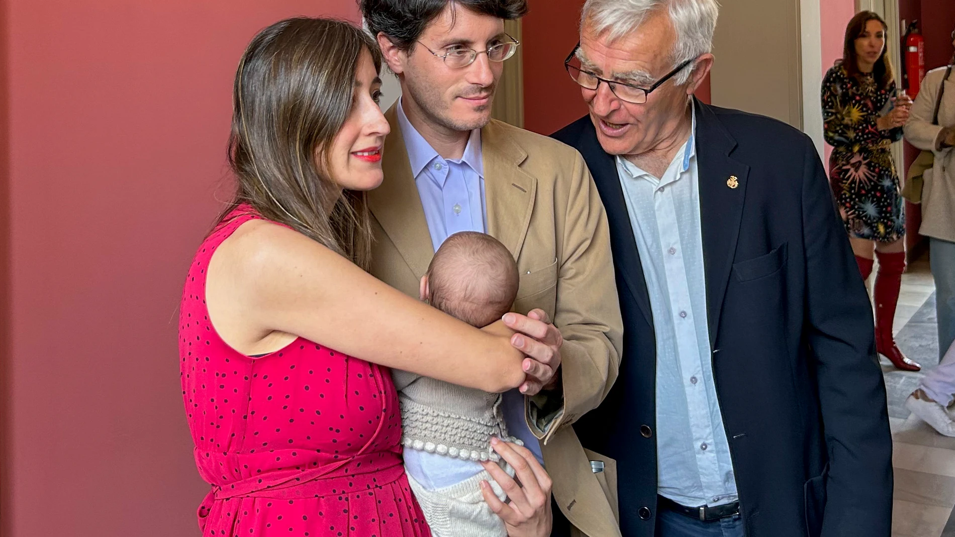 Candela y Andreu con su bebé, Roc, y el alcalde Valencia, Joan Ribó