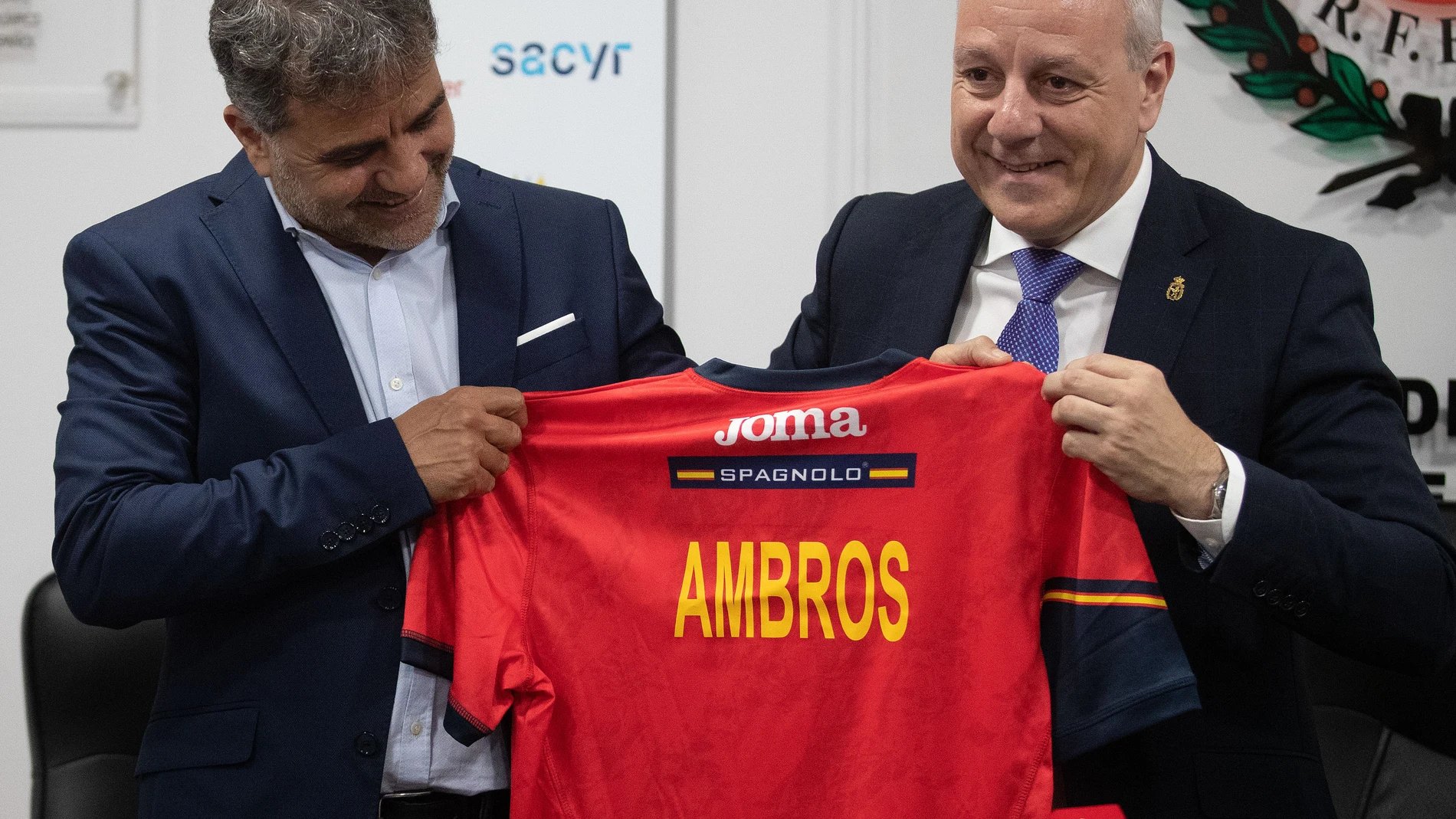 MADRID, 09/05/2023.- El presidente de la Real Federación Española de Balonmano, Francisco V. Bláquez (d), posa junto Ambros Martín (i), nuevo seleccionador nacional femenino, durante una rueda de prensa celebrada este martes en Madrid. EFE/ J.P. Gandul