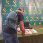 Un agente de la Guardia Civil de Ciudad Real examina el dinero intervenido