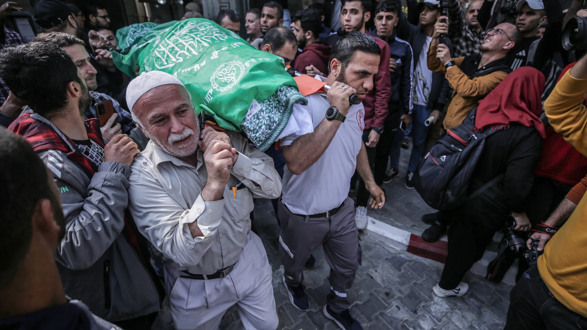 Gaza (-), 09/05/2023.- Palestinians attend the funeral of senior military leaders of Islamic Jihad movement Khalil Al Bahtimi and Tarik Izz Al-Dine and their family members after Israeli air strikes in Gaza City, 09 May 2023. Israel carried out several attacks against the military leadership of Islamic Jihad movement in the Gaza Strip. (Atentado) EFE/EPA/HAITHAM IMAD
