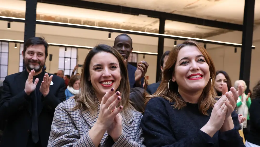 La ministra de Igualdad, Irene Montero (i), y la secretaria de Estado de Igualdad, Ángela Rodríguez 'Pam' (d)