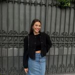 Alba Díaz con falda vaquera y bomber de Zara.