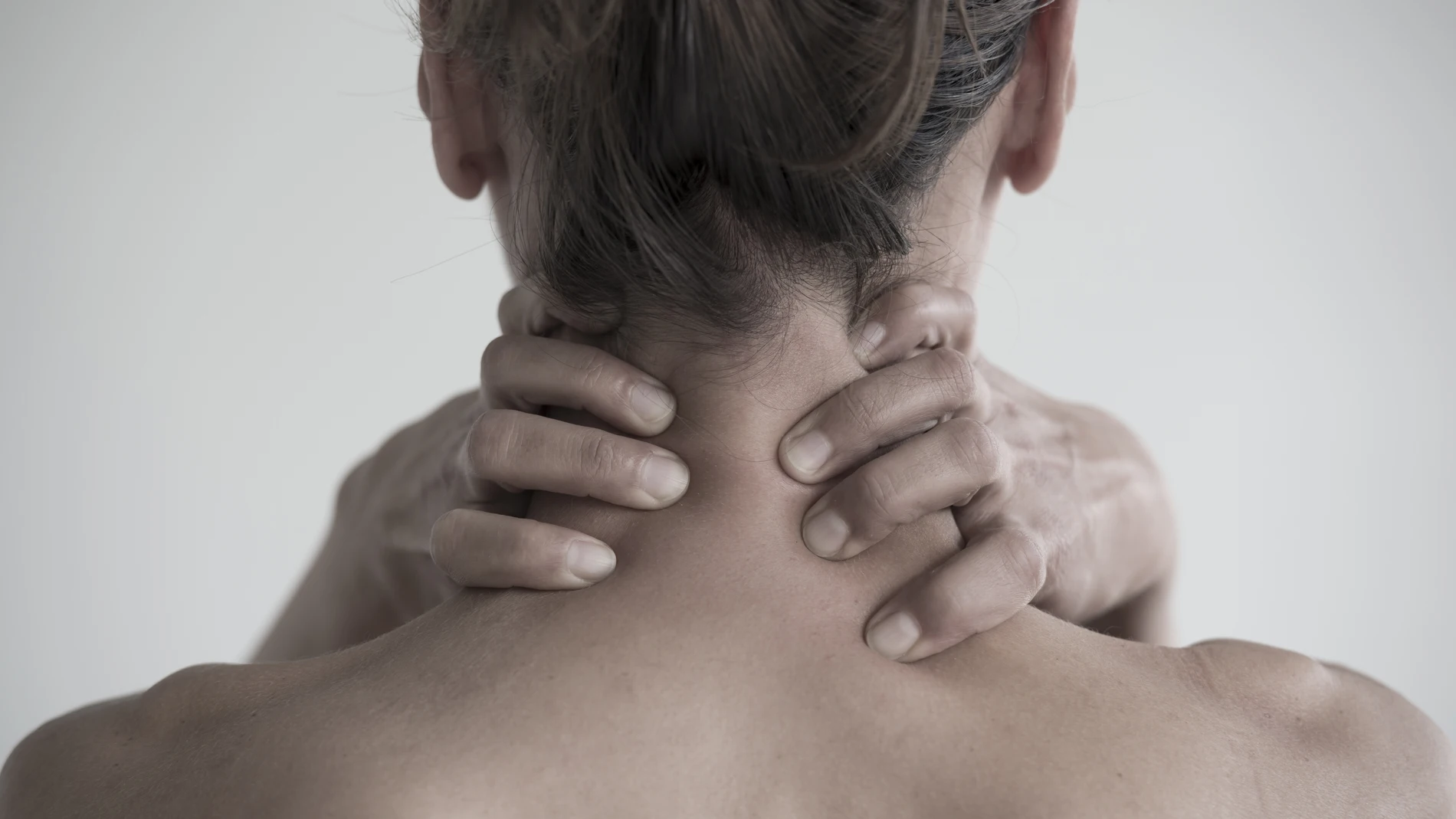 mujer manos ahogar ahorcar enfermedad cuello