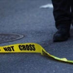 Un cordón policial tendido en el suelo en el escenario de un tiroteo en Nueva York, EE UU