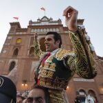 MADRID, 11/05/2023.- El diestro Emilio de Justo sale a hombros por la puerta grande tras el segundo festejo de la Feria de San Isidro, con reses de Garcigrande, este jueves en la Monumental de Las Ventas, en Madrid. EFE/ Juanjo Martín