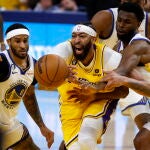 Anthony Davis no pudo terminar el quinto partido ante los Warriors