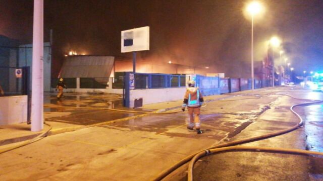 Controlado el incendio que ha asolado 8.000 metros cuadrados de naves en el polígono de bazares de Manises