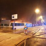 Controlado el incendio que ha asolado 8.000 metros cuadrados de naves en el polígono de bazares de Manises
