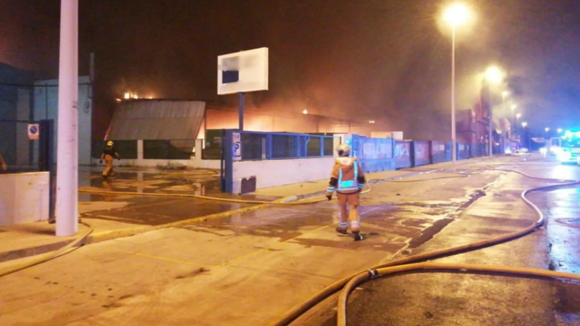 Controlado el incendio que ha asolado 8.000 metros cuadrados de naves en el polígono de bazares de Manises