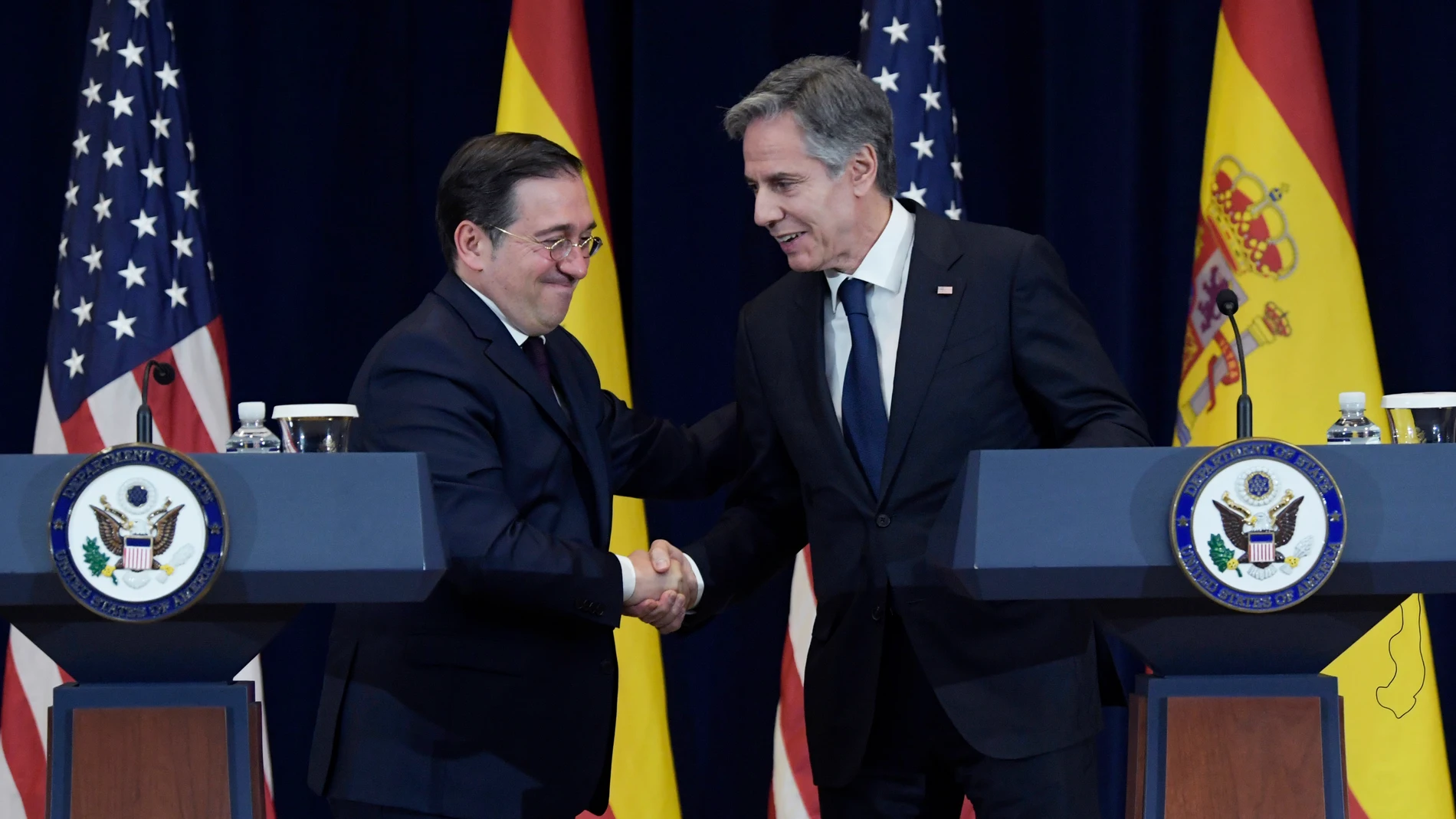 AME8509. WASHINGTON (ESTADOS UNIDOS), 10/05/2023.- El ministro de Asuntos Exteriores de España José Luis Albares, estrecha manos con el secretario de Estado de Estados Unidos, Antony Blinken (d), durante una rueda de prensa hoy, en el Departamento de Estado en Washington (EE.UU.). Blinken y su homólogo español Albares expresaron este miércoles su voluntad política para resolver el asunto de las tierras contaminadas de Palomares (Almería, España) por el accidente nuclear ocurrido en 1966, un tema que se encuentra en discusiones técnicas. El Gobierno español ha pedido que Washington cumpla con el compromiso asumido en 2015 de llevar a un desierto de Nevada (EE.UU.) las arenas contaminadas con plutonio hace 57 años. EFE/ Lenin Nolly