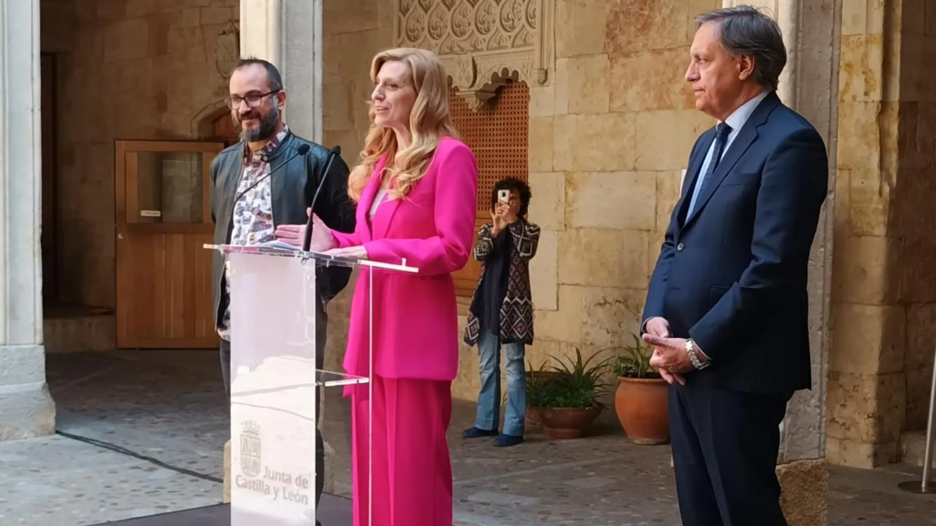 La viceconsejera de Acción Cultural, Mar Sancho; el alcalde de Salamanca, Carlos García Carbayo; y Rodrigo Tamariz presentan FACYL 2023