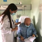 Paco repasa con la enfermera Valme Rodríguez las pauta de medicación que ha de seguir