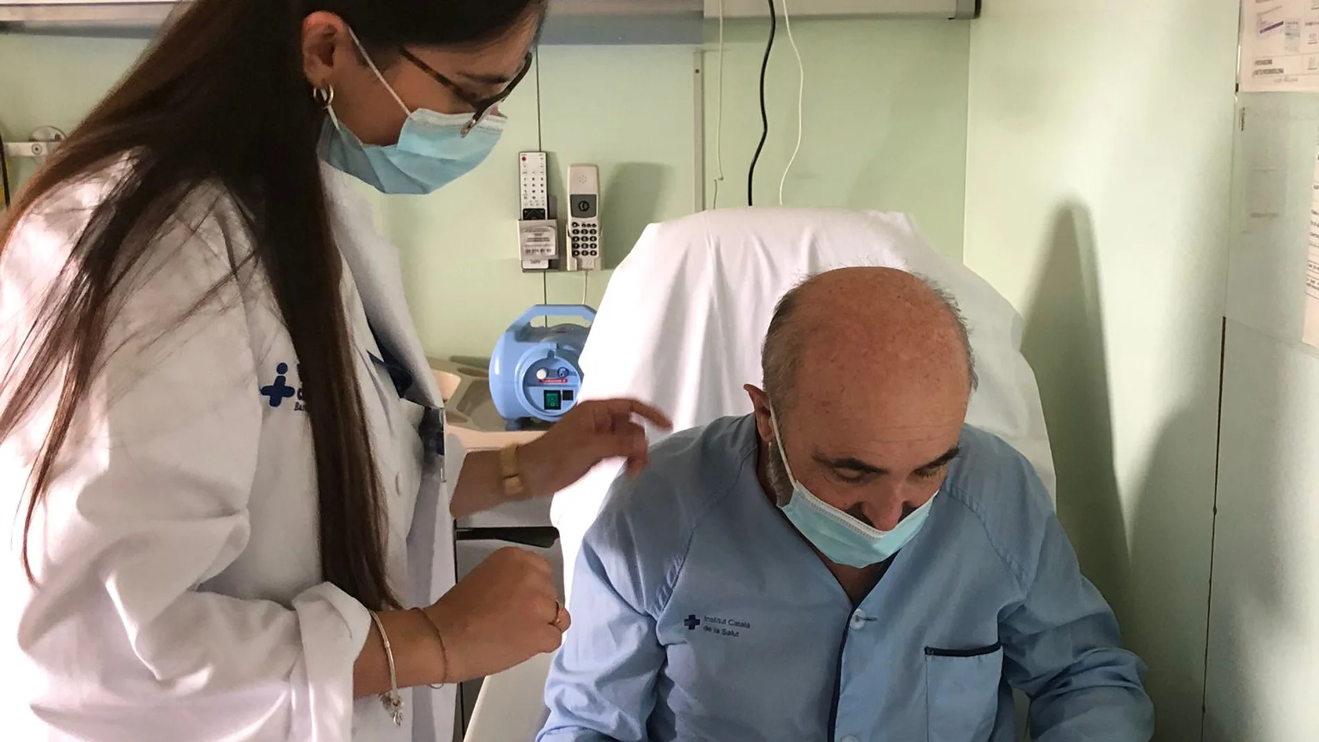Paco repasa con la enfermera Valme Rodríguez las pauta de medicación que ha de seguir