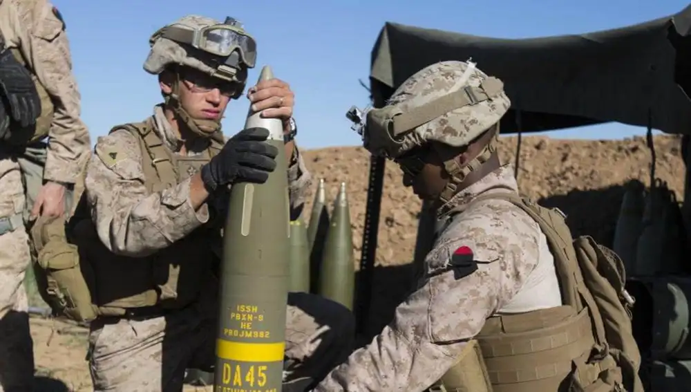 Marines de EE. UU. preparan un proyectil Excalibur de 155 mm en Irak