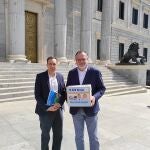 El presidente de la Federación Española de Familias Numerosas (FEFN), José Manuel Trigo, y el director de relaciones institucionales de FEFN, Luis Herrera, entregan en el Congreso de los Diputados la caja con las 72.528 firmas recogidas a través del portal Change.org para pedir a los grupos políticos que "no eliminen el concepto de familia numerosa" en la nueva Ley de Familias impulsada por el Ministerio de Asuntos Sociales y Agenda 2030.