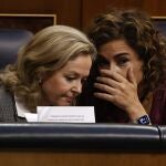La vicepresidenta primera y ministra de Asuntos Económicos, Nadia Calviño (i), conversa con la ministra de Hacienda, María Jesús Montero