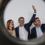 El líder del PP, Alberto Núñez Feijóo (c), el presidente del PP de la Comunidad Valenciana y candidato a la Generalitat, Carlos Mazón (d) y la candidata a la Alcaldía de Valencia, Maria José Catalá (i)durante el acto de inicio de la campaña electoral del 28M, a 11 de mayo de 2023, en València, Comunidad Valenciana (España).