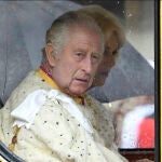 El rey Carlos III y la reina Camila son transportados en el carruaje estatal del Jubileo de Diamante